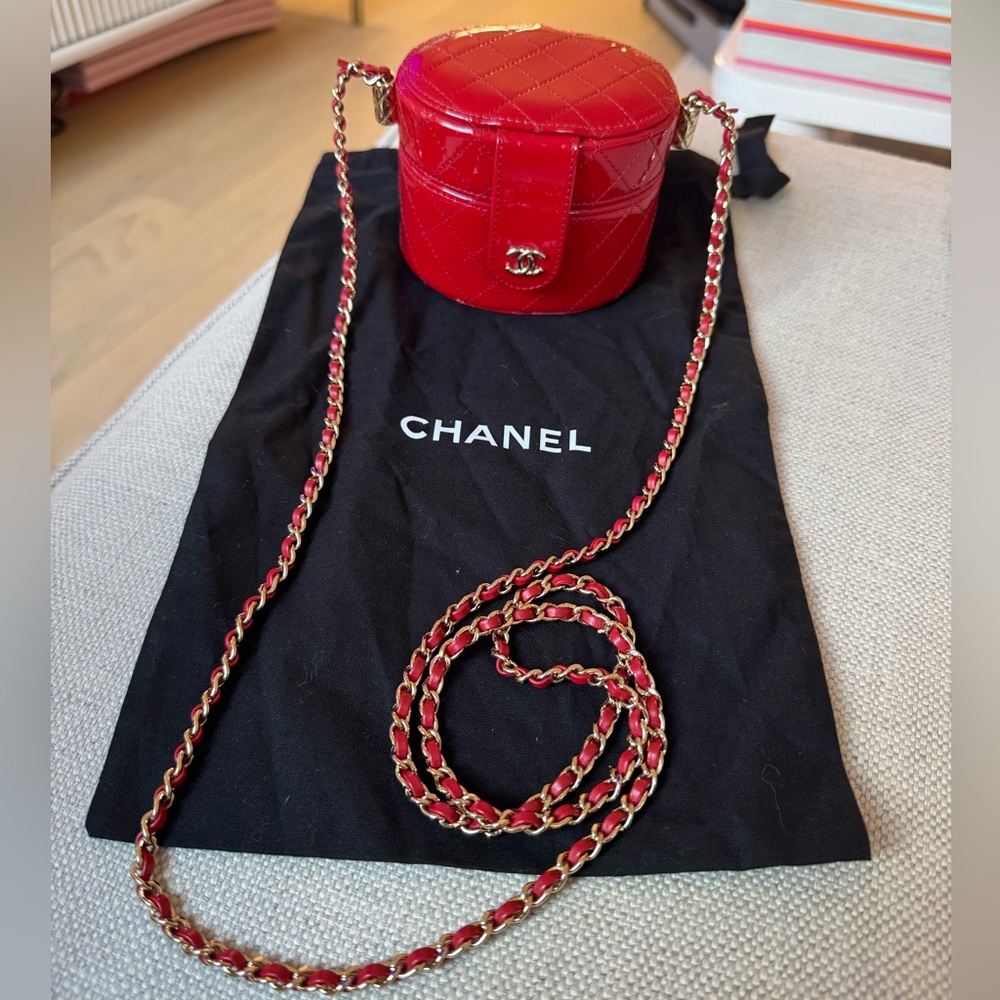 CHANEL red patent leather round vanity with chain